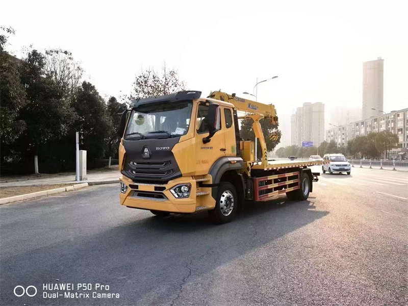 重汽豪沃帶吊一托二清障車