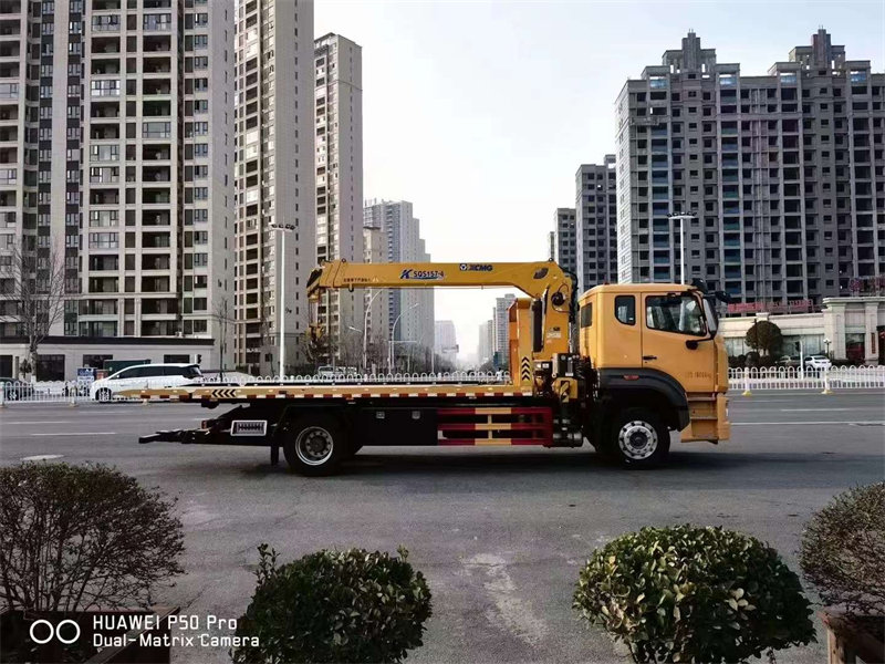 重汽豪沃帶吊一托二清障車