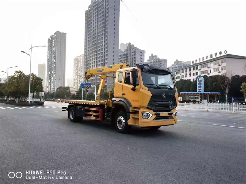 重汽豪沃帶吊一托二清障車