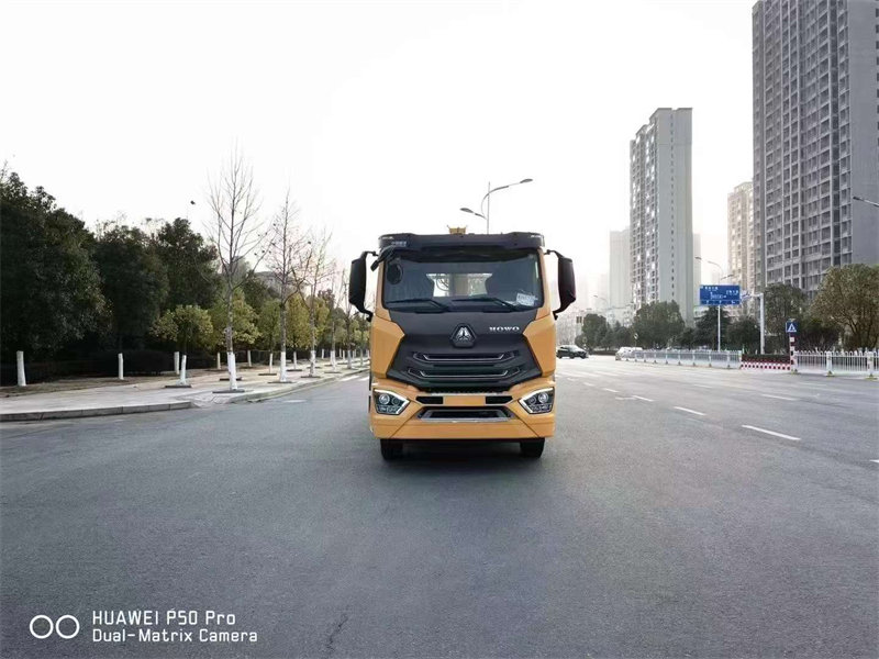 重汽豪沃帶吊一托二清障車