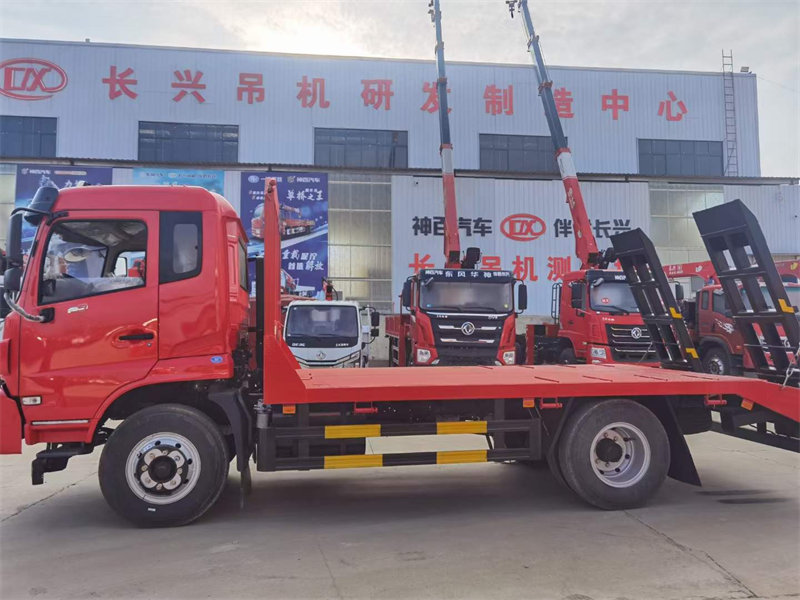 東風(fēng)挖機(jī)平板車(chē)操作方便