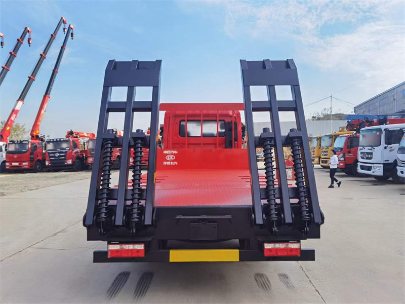 東風(fēng)挖機(jī)平板車(chē)操作方便