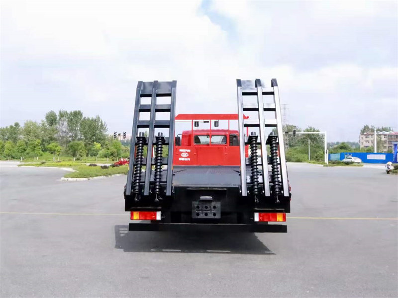東風(fēng)小三軸平板車不超重