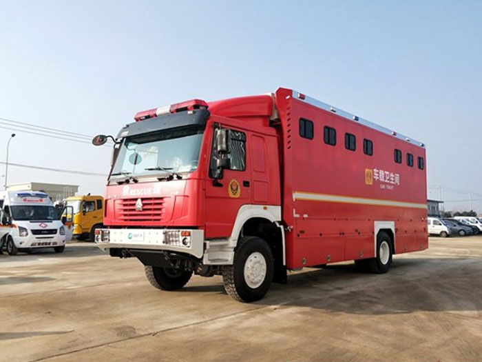 重汽豪沃單橋6人公廁車