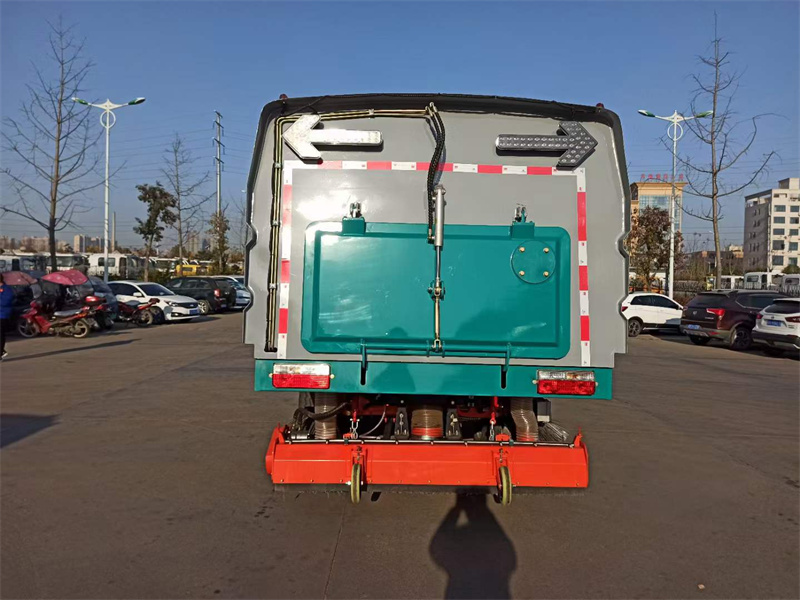 吸塵車東風(fēng)后滾掃現(xiàn)車有售