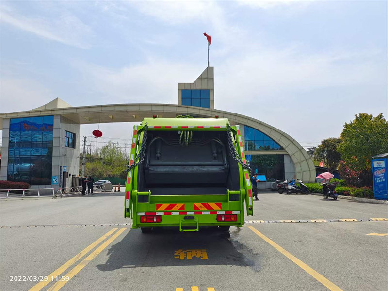 東風(fēng)天錦壓縮式垃圾車