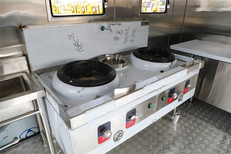 大運(yùn)奧普力國(guó)六云內(nèi)126馬力移動(dòng)餐車