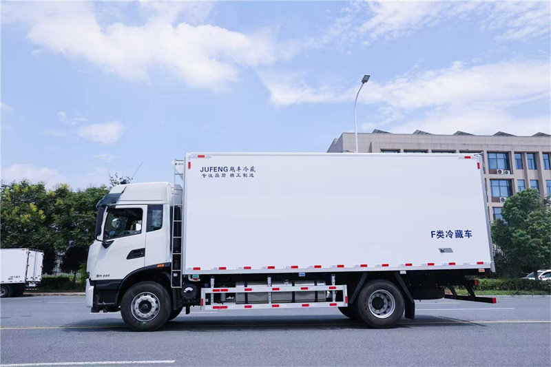 國(guó)六東風(fēng)天錦KR6.8米冷藏車(chē)