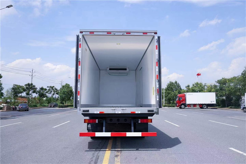 國(guó)六東風(fēng)天錦KR6.8米冷藏車(chē)