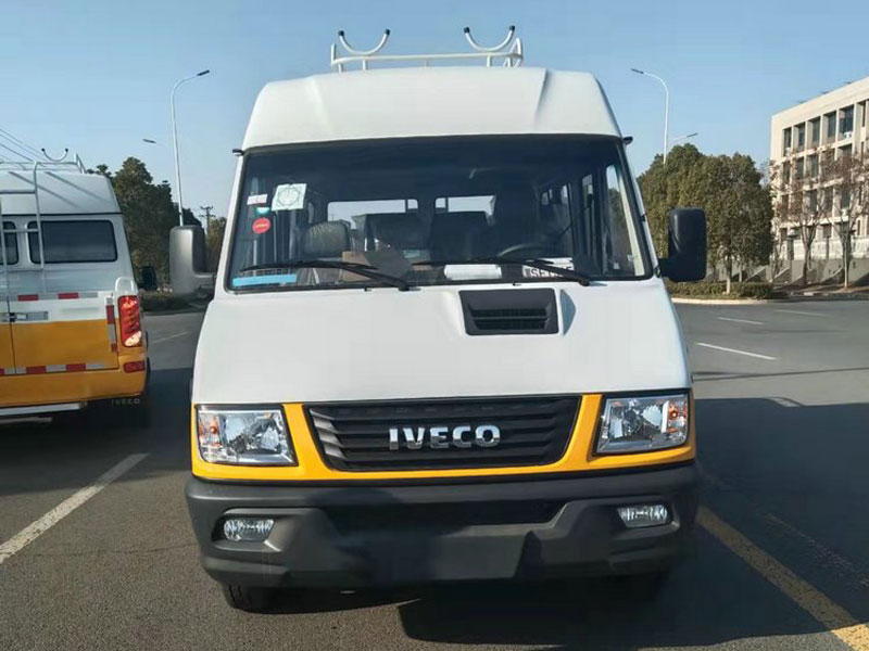 依維柯牌NJ5046XGCZ5A-2型得意9座電力工程車