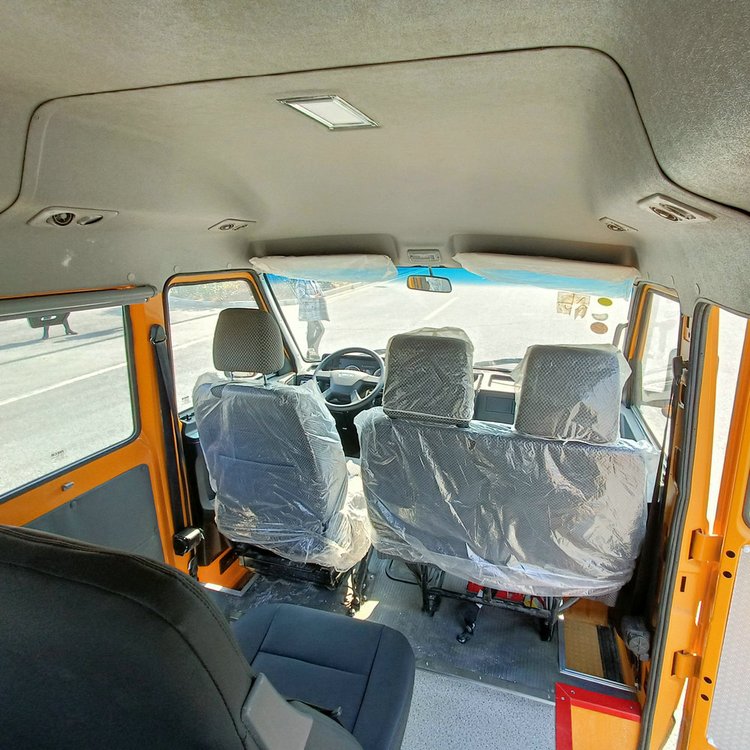 依維柯牌NJ5046XGCZ5A-2型得意9座電力工程車