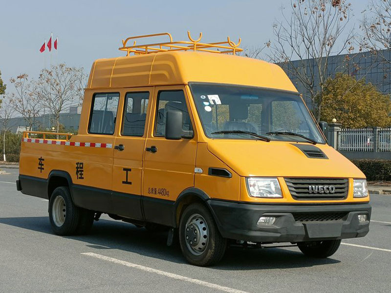 依維柯牌NJ5046XGCZ5A-2型得意9座電力工程車