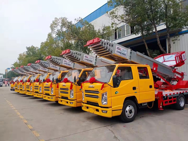 江鈴32米云梯高空作業(yè)車