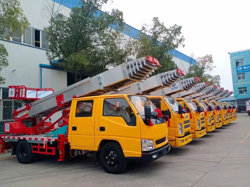 江鈴32米云梯高空作業(yè)車