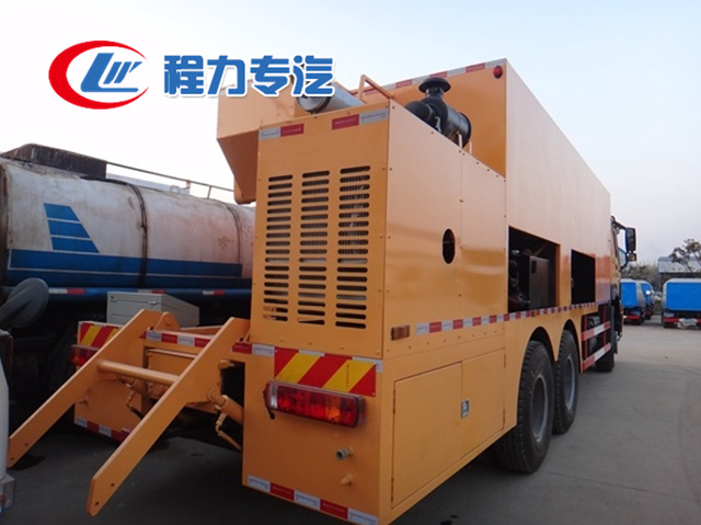 重汽豪沃稀漿封層車