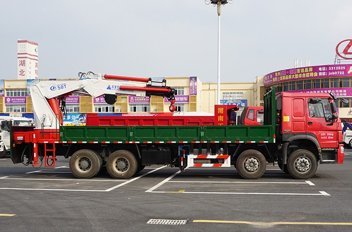 重汽豪沃25-60噸汽車起重機（折臂吊）
