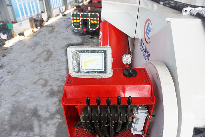 重汽豪沃100噸-200噸汽車起重機（折臂吊）