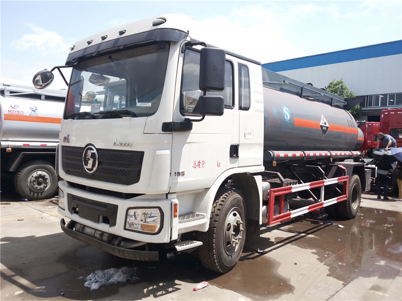 陜汽單橋化工液體運(yùn)輸車(chē)