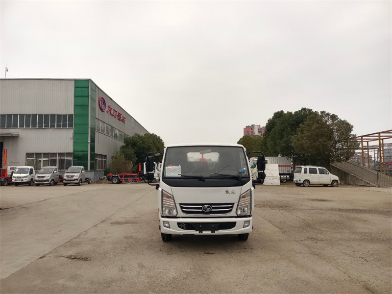 上汽躍進(jìn)開拓X300藍(lán)牌勾臂垃圾車
