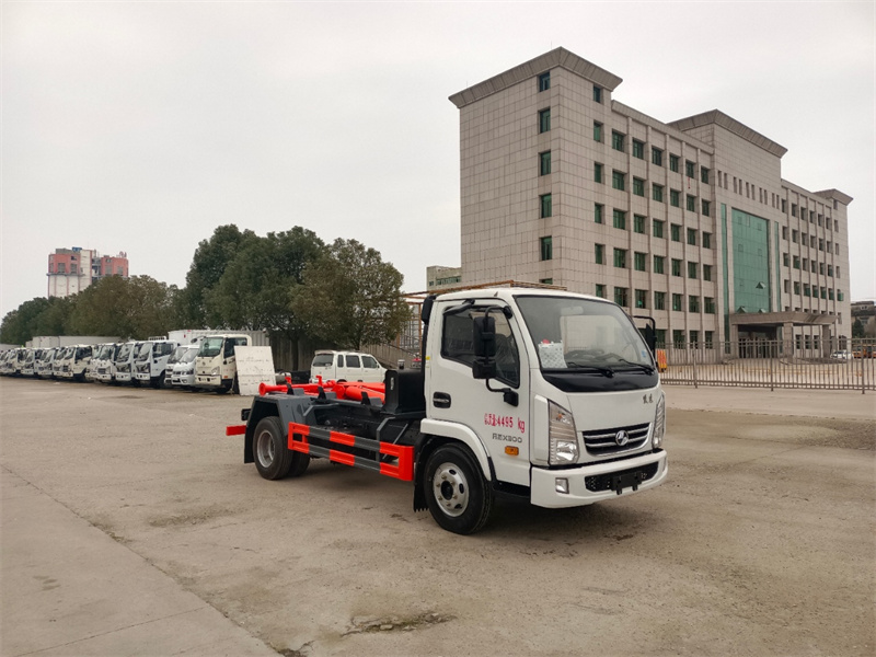 上汽躍進(jìn)開拓X300藍(lán)牌勾臂垃圾車