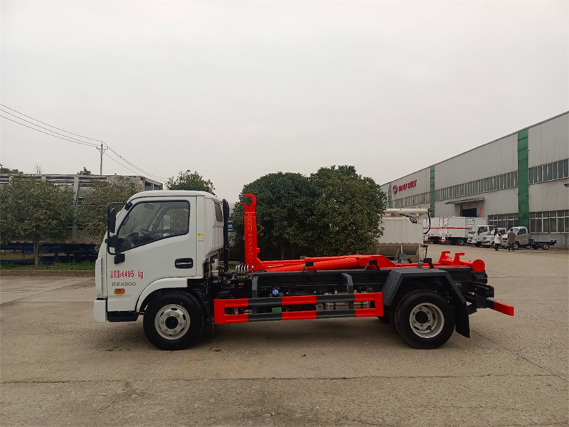 上汽躍進(jìn)開拓X300藍(lán)牌勾臂垃圾車