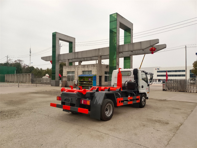 上汽躍進(jìn)開拓X300藍(lán)牌勾臂垃圾車