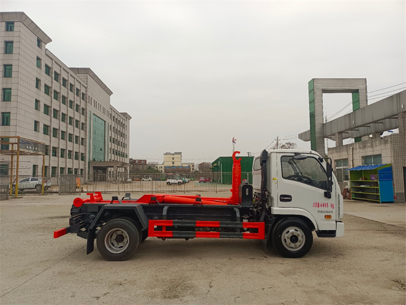 上汽躍進(jìn)開拓X300藍(lán)牌勾臂垃圾車