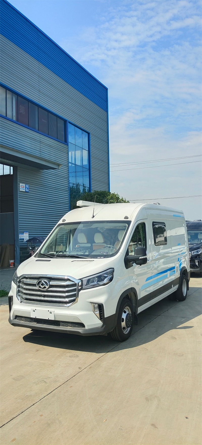大通v90高頂房車現(xiàn)車