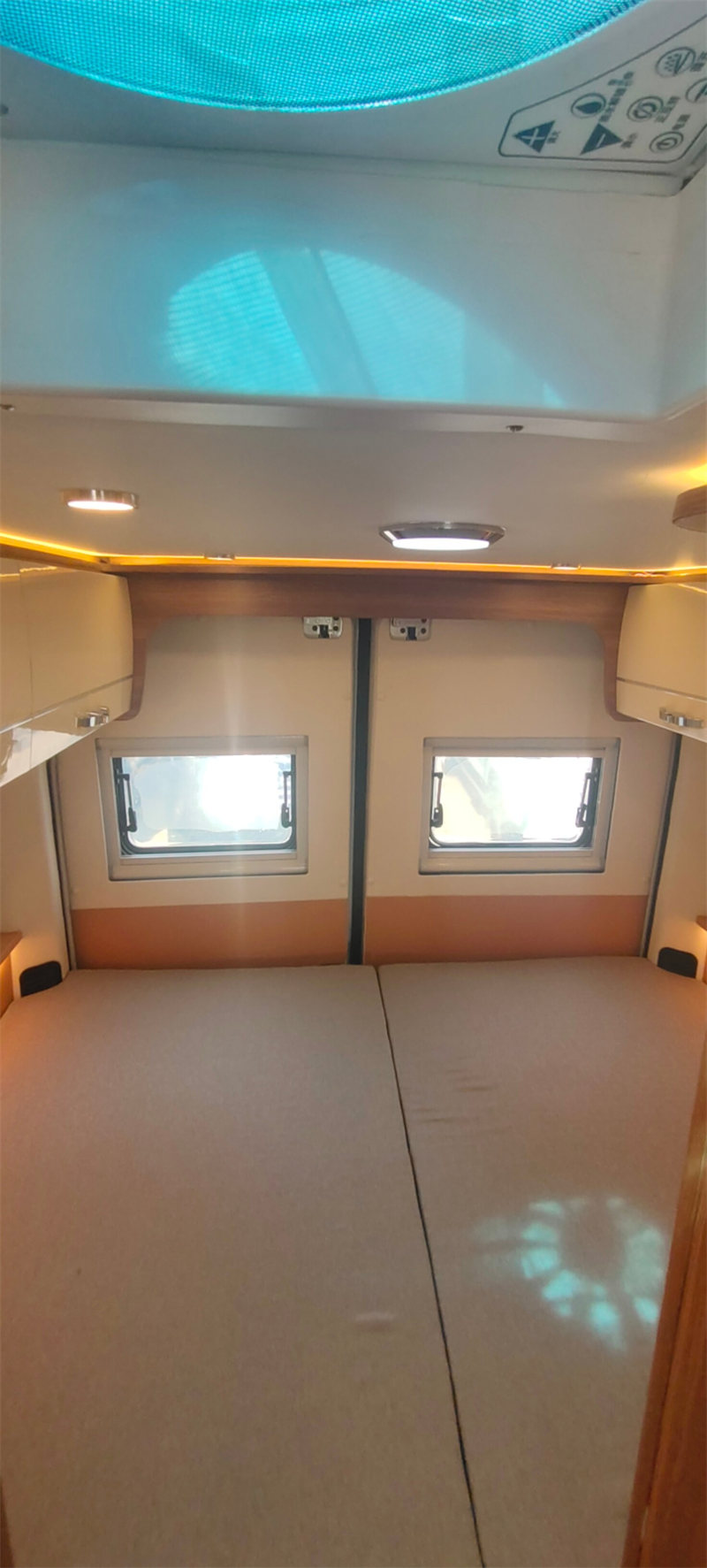 大通v90高頂房車現(xiàn)車