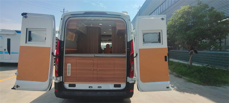 大通v90高頂房車現(xiàn)車