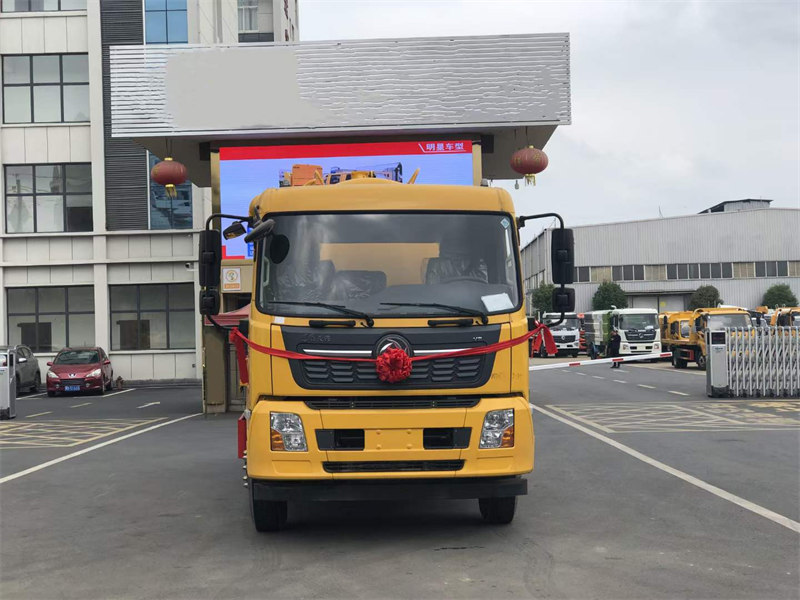 東風(fēng)天錦15方吸污車