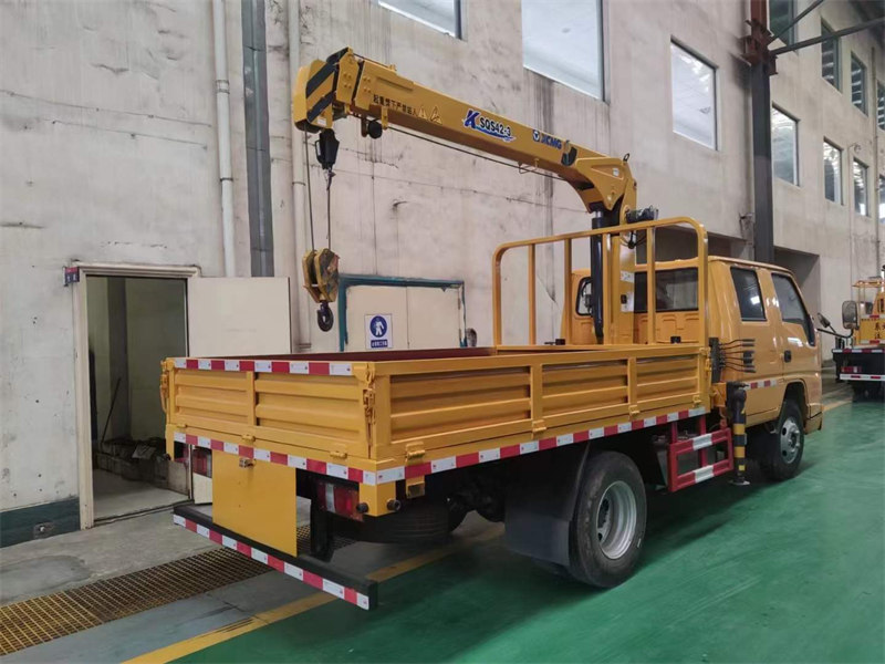 江鈴徐工3.2噸雙排座黃牌隨車吊