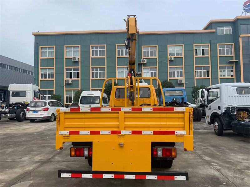 江鈴徐工3.2噸雙排座黃牌隨車吊