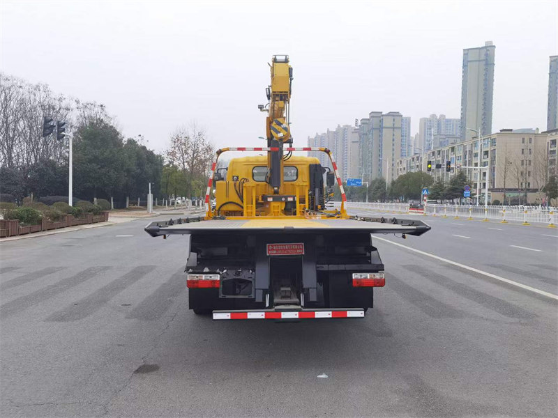東風多利卡D8帶吊一托二清障車