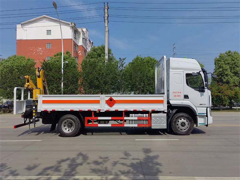 單橋氣瓶車(chē)帶吊一車(chē)兩用