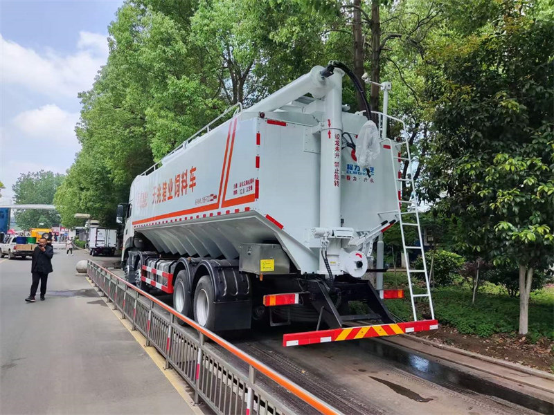 45方飼料車廠家直銷