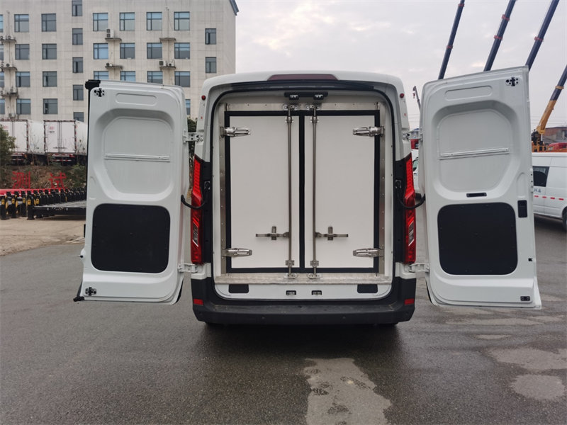 上汽大通V90柴油面包冷藏車