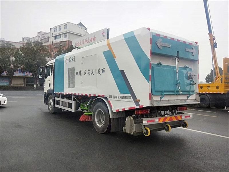 重汽豪沃吸塵車170馬力