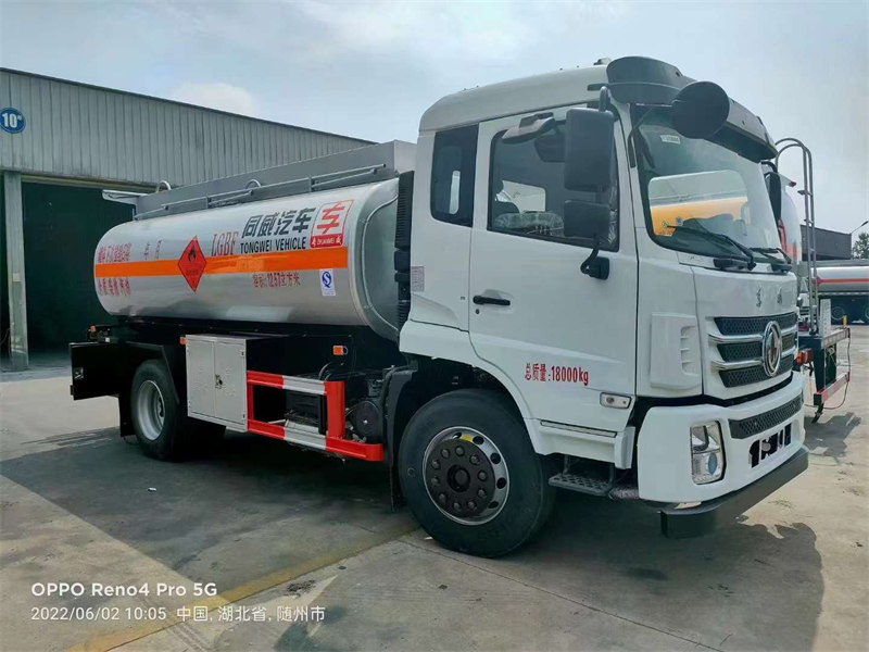 10噸東風(fēng)加油車新品