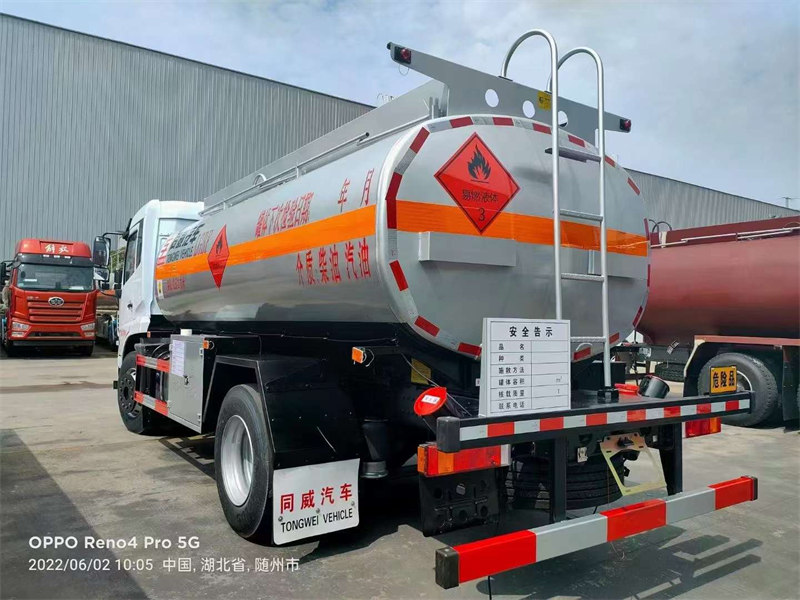 10噸東風(fēng)加油車新品
