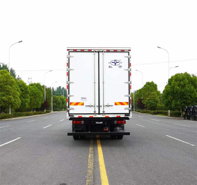 柳汽乘龍H5高頂雙臥冷藏車(chē)