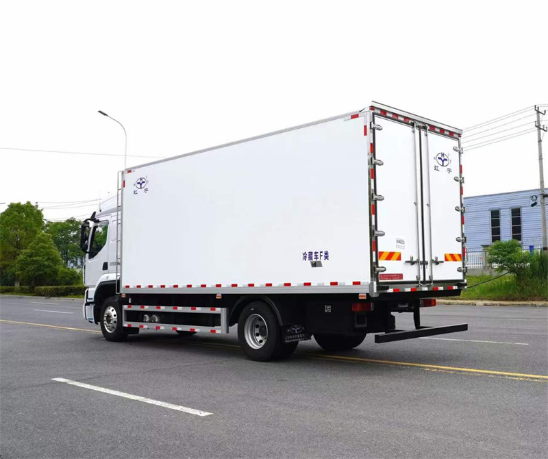 柳汽乘龍H5高頂雙臥冷藏車(chē)