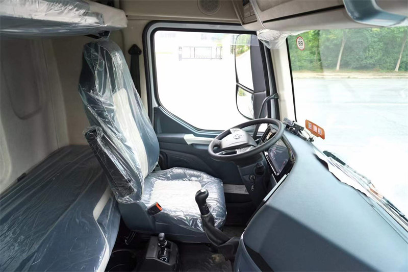 柳汽乘龍H5高頂雙臥冷藏車(chē)
