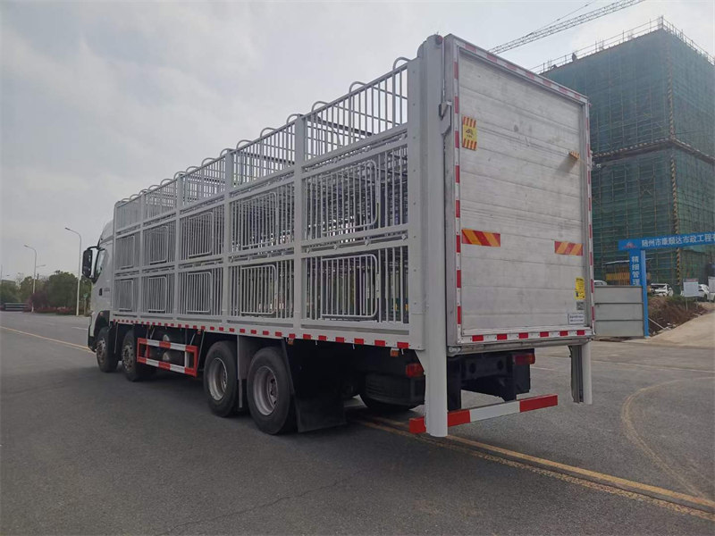 東風柳汽前四后八畜禽運輸車