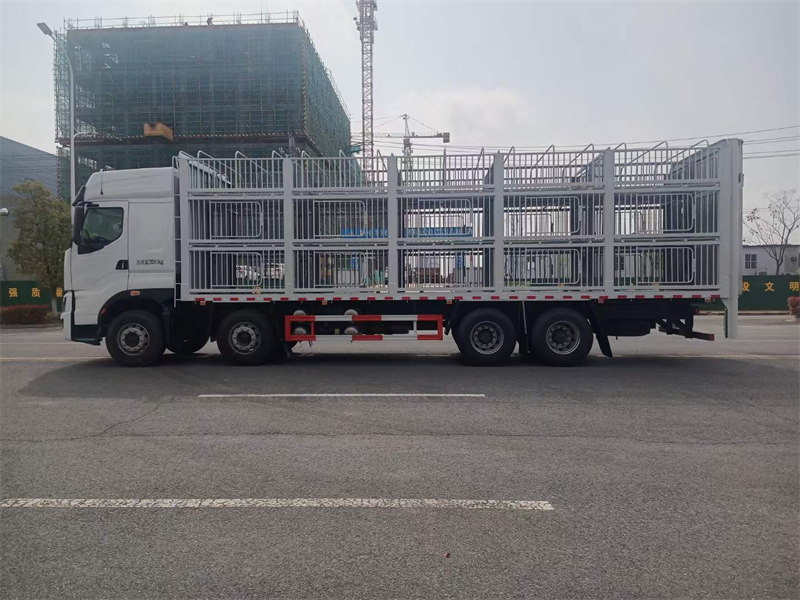 東風柳汽前四后八畜禽運輸車