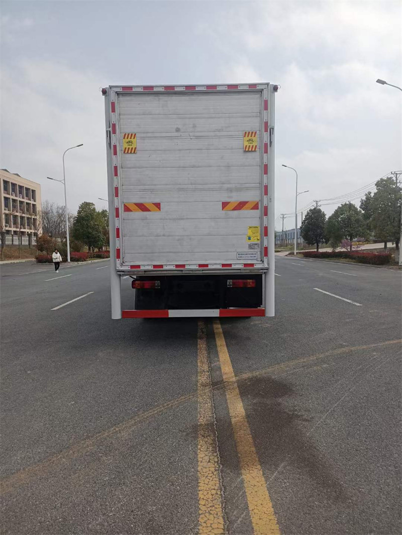 東風柳汽前四后八畜禽運輸車
