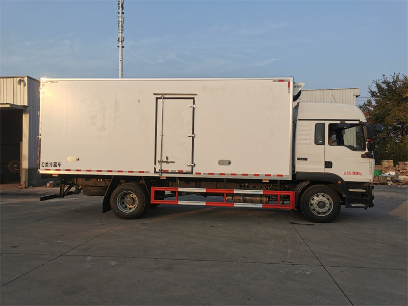 重汽汕德卡6.8米冷藏車