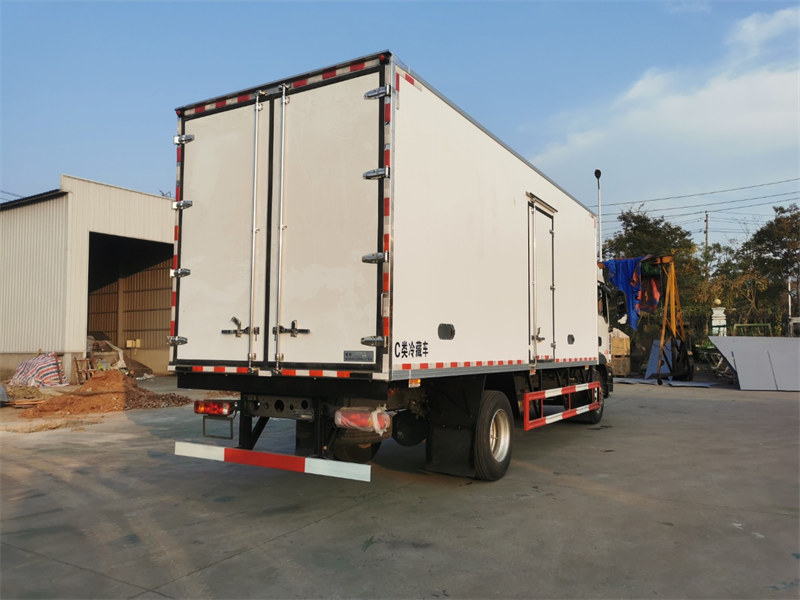 重汽汕德卡6.8米冷藏車