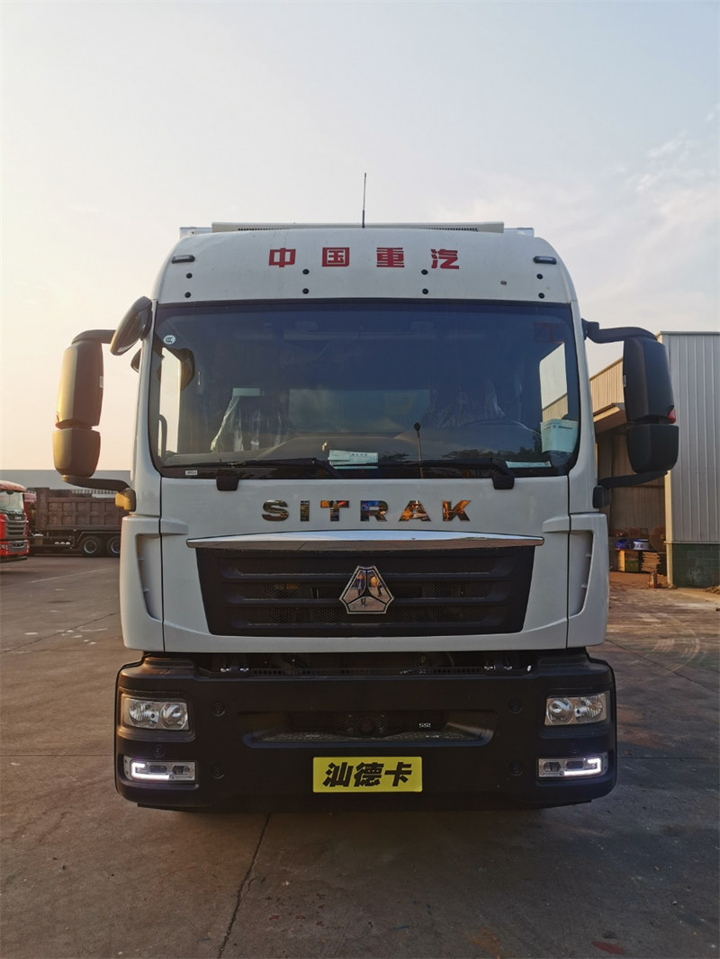 重汽汕德卡6.8米冷藏車