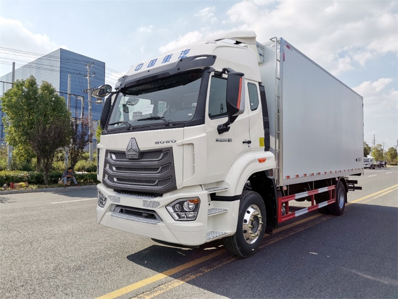 重汽豪沃NX國六6米8冷藏車